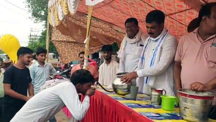 कैबिनेट मंत्री ने ऐसे प्याऊ पर खड़े हो कर पिलाया पानी,देखे वीडियो