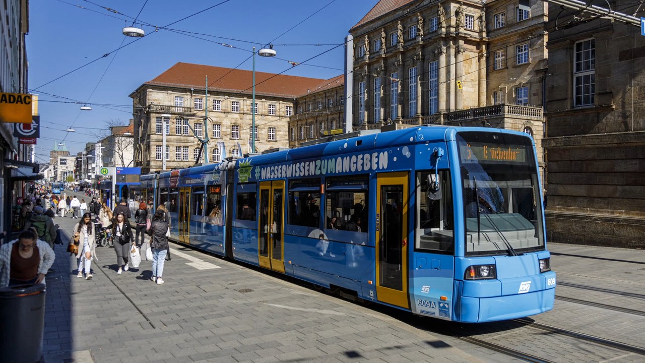 Kassel: lastwagen kollidiert mit straßenbahn