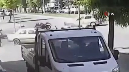 Une moto et une voiture sont entrées en collision, 2 blessés ： Le moment de l'accident est filmé