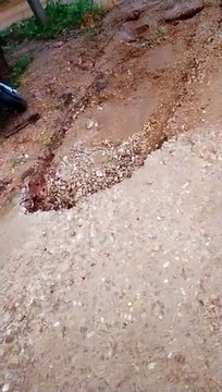 सडक़ तो बनी नहीं, पानी से फटने लगी जमीन, हादसे का कर रहे जिम्मेदार इंतजार...!