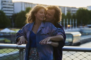 Alex Lutz vit "Une nuit" passionnée avec Karin Viard