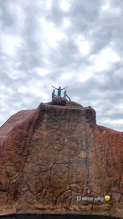 De son côté, Alizé Lim saute d'un plongeoir de 10 mètres de haut !