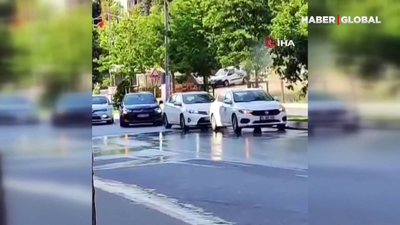 Pendik'te ilginç anlar: Patlayan su borusunun önünde sıraya girip arabalarını yıkadılar