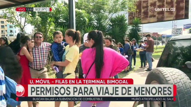 Padres reclaman por largas filas en la Defensoría para obtener permisos de viaje para menores