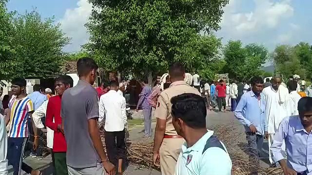 ओवरलोड डंपर ने महिला को कुचला, आक्रोशित लोगों ने लगाया 3 घंटे जाम