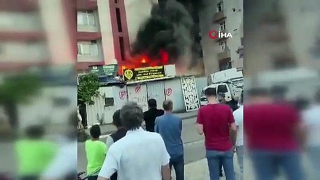 Güngören'de ikinci el eşya dükkanı alev alev yandı