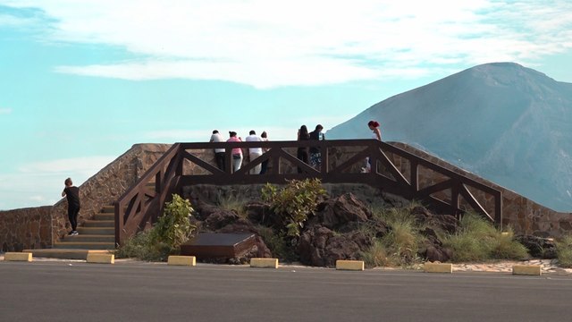 Familias nicaragüenses disfrutan de la maravilla natural de El Parque Nacional Volcán Masaya
