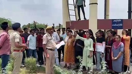 कॉलेज परिसर में पानी की टंकी पर सांकेतिक तौर पर चढ़कर किया प्रदर्शन