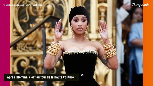 PHOTOS Cardi B : Cheveux voilés et bustier très serré, elle se claque les fesses sur les marches du Petit Palais !