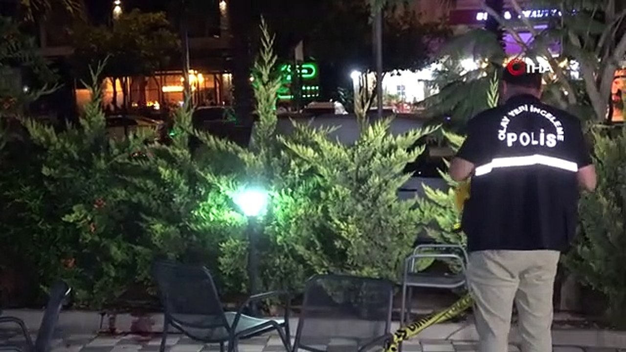 Le jeune homme, qui a été agressé par la personne avec qui il était assis, a été grièvement blessé dans le café.