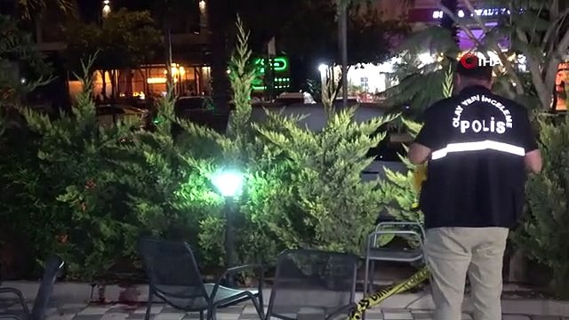 Le jeune homme, qui a été agressé par la personne avec qui il était assis, a été grièvement blessé dans le café.