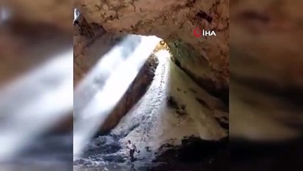 Buz mağarasında 80 metrelik çukura düşen şahıs hayatını kaybetti: Düşme anı kamerada