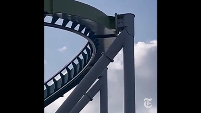 Du plaisir en tête à tête au parc d'attractions ! Les cœurs profondément fissurés sur les montagnes russes aux États-Unis, sur lesquels des dizaines de personnes roulaient, portés à la bouche