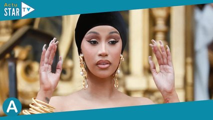 PHOTOS Cardi B : Cheveux voilés et bustier très serré, elle se claque les fesses sur les marches du