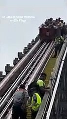 Juego mecánico se atora en plena función; equipos acuden al rescate