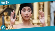 PHOTOS Cardi B : Cheveux voilés et bustier très serré, elle se claque les fesses sur les marches du