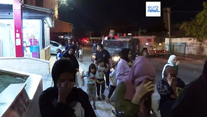 Скачать видео: Familias palestinas huyen del campo de refugiados de Yenín tras los ataques israelíes