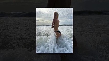 Didem Soydan, qui est allée à la mer seins nus, a posé en couvrant ses seins avec ses mains.