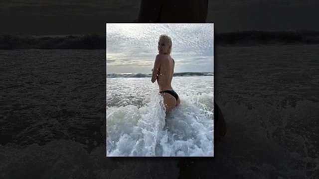 Didem Soydan, qui est allée à la mer seins nus, a posé en couvrant ses seins avec ses mains.