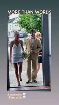 Charlotte Gainsbourg et Yvan Attal apparaissent au mariage de leur fils Ben avec Jordane Crantelle dans une vidéo tournée par Mademoiselle Agnès à la mairie.
