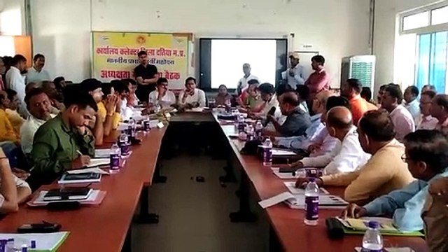 पुलिस के सहयोग से स्कूल व तालाबों से हटाएं अतिक्रमण