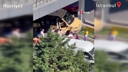 Trafikte akılalmaz olay: Sinir krizi geçirip minibüsün direksiyonunu kırdı