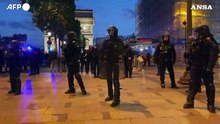 Scontri in Francia, la polizia presidia gli Champs-Elyse'es