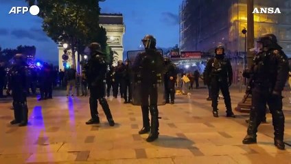 Scontri in Francia, la polizia presidia gli Champs-Elyse'es