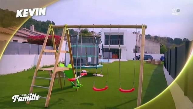 Kevin Guedj reçoit et signe les papiers de son divorce avec Carla Moreau.