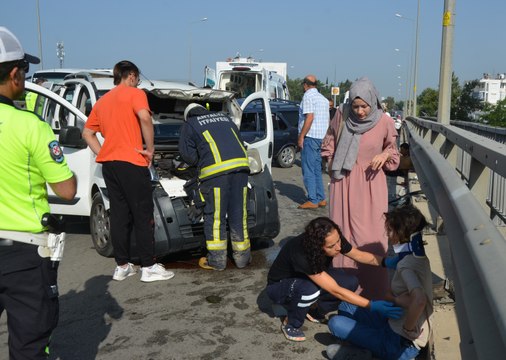 Otomobille hafif ticari araç çarpıştı: 1 ölü, 4 yaralı