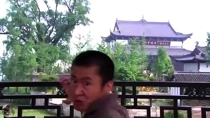 ผู้พัน Japs หัวเราะเยาะเด็กชายกังฟู และเด็กชายผู้เกรี้ยวกราดก็ฆ่าเขาด้วยกังฟูที่ไม่มีใครเทียบได้