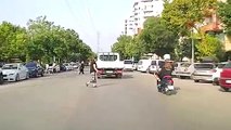 Dikkatsiz motosikletlinin kız çocuğuna çarptığı anlar kamerada