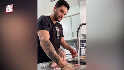 Sosyal medyada tepki gören paylaşım: Bebeğini bulaşıklarla birlikte yıkadı