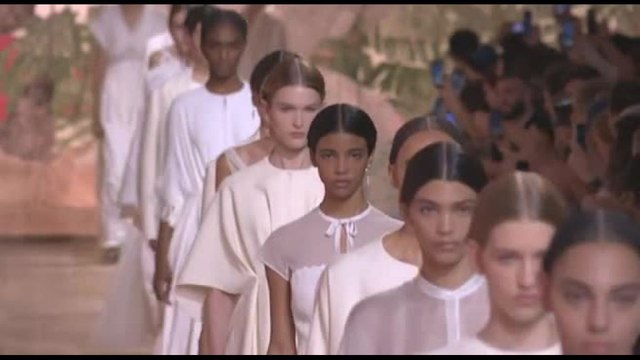 Dee greche in passerella per Dior al Museo Rodin di Parigi