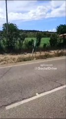 Radar oculto tras una señal en mal estado en una carretera de León