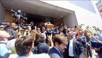 Funerali D'Amico, l'uscita della chiesa e l'abbraccio dei tifosi - VIDEO