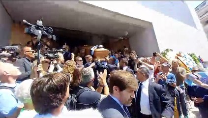 Funerali D'Amico, l'uscita della chiesa e l'abbraccio dei tifosi - VIDEO