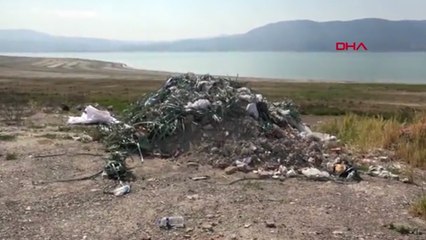 Burdur Gölü kenarına moloz döküldü