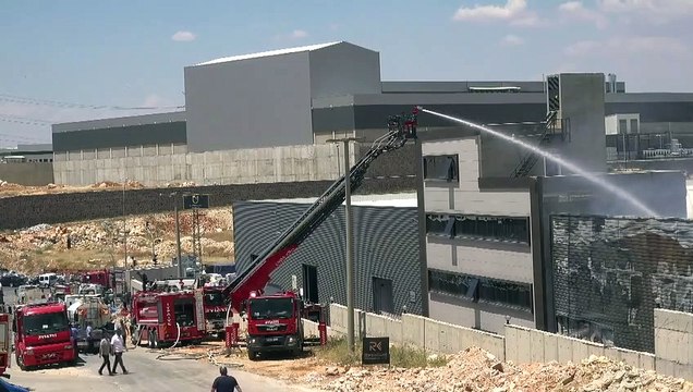 Gaziantep'te fabrikada yangını! Göz gözü görmüyor, ekipler müdahale ediyor