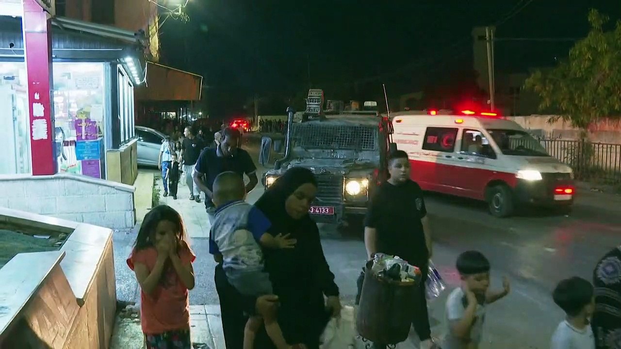 فلسطينيون يغادرون مخيم جنين إثر العملية الإسرائيلية