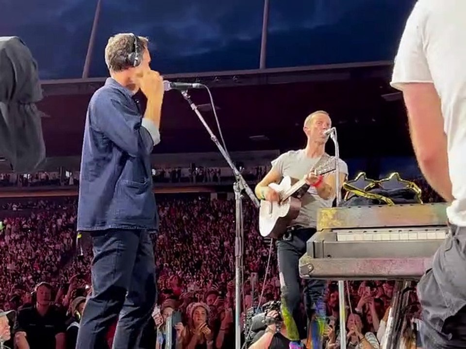 Coldplay tocam com Roger Federer