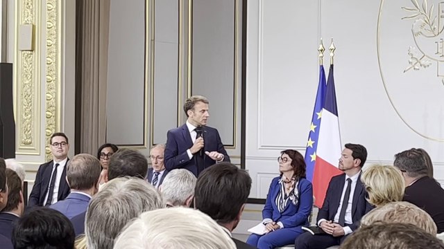 Face aux maires invités à l'Élysée, Emmanuel Macron juge que le pic des émeutes est passé