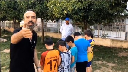 AKP’li Eski Meclis üyesi Emrullah Kavuz, çocuklara İsveç bayrağına çişlerini yaptırttı