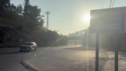 El humo se eleva sobre Yenín mientras la operación israelí continúa