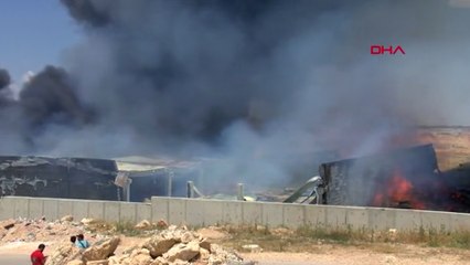 Fabrika yangınında çatı çöktü; 10 kişi yaralandı