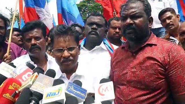 சாதிய ஆணவத்துடன் செயல்படும் அதிகாரிகள் மீது வன்கொடுமை சட்டத்தின் கீழ் நடவடிக்கை தேவை - விசிக போராட்டம்