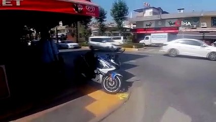 Otomobille motosikletin çarpıştığı kaza kamerada