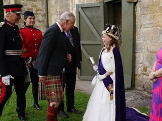 Descargar video: Charles III. in Schottland: König trifft kleine 