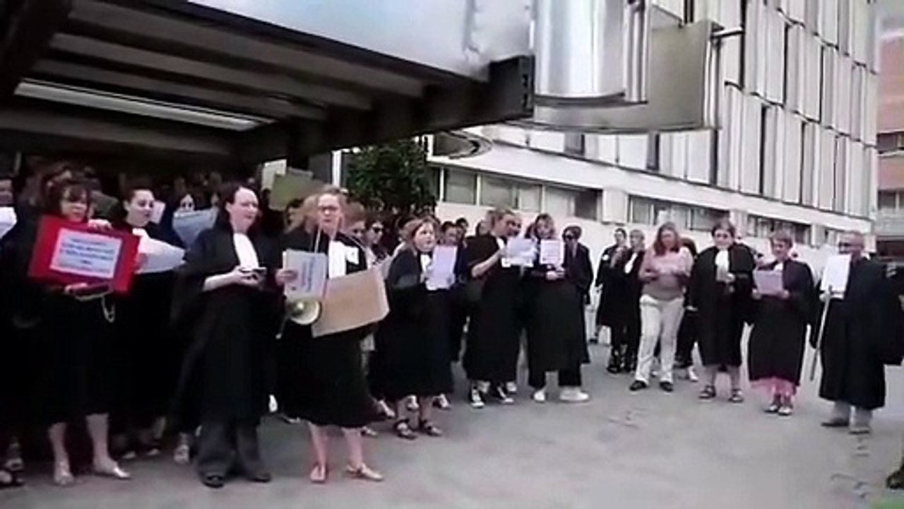 A Lille aussi, les greffiers s'adressent au Ministre de la Justice en reprenant une chanson de sa compagne Isabelle Boulay : "Oh dis-moi, Regarde-moi, Je ne sais plus comment aimer, Mon boulot de greffier..."