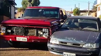 Homem, de 56 anos, fica ferido após acidente entre caminhonete e carro no Santa Felicidade